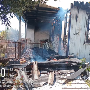 Incêndio destrói residência e atinge outra casa em SC; dois idosos foram socorridos | Imagem: Corpo de Bombeiros de SC