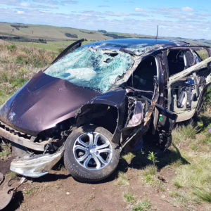 Carro fica destruído após capotamento na BR-153 em SC; veja imagens | Imagem: Corpo de Bombeiros de SC
