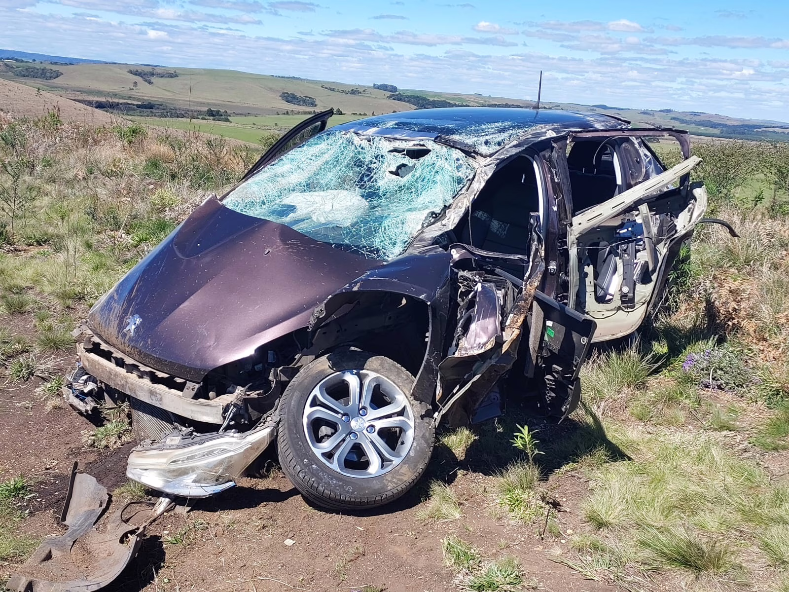 Carro fica destruído após capotamento na BR-153 em SC; veja imagens | Imagem: Corpo de Bombeiros de SC
