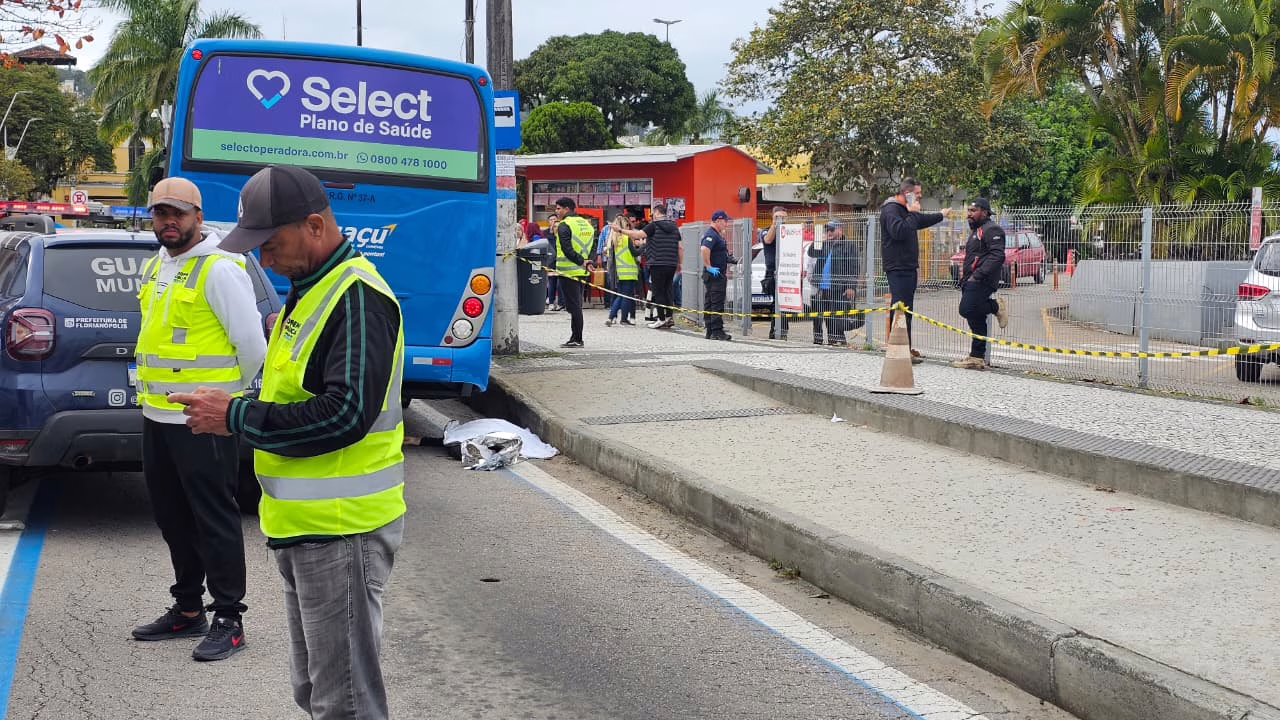 Idosa morre após cair e ser atropelada por ônibus em Florianópolis