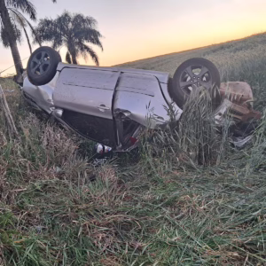 Motorista alcoolizado capota carro após bater em poste em SC; veja imagens | Imagem: CBMSC