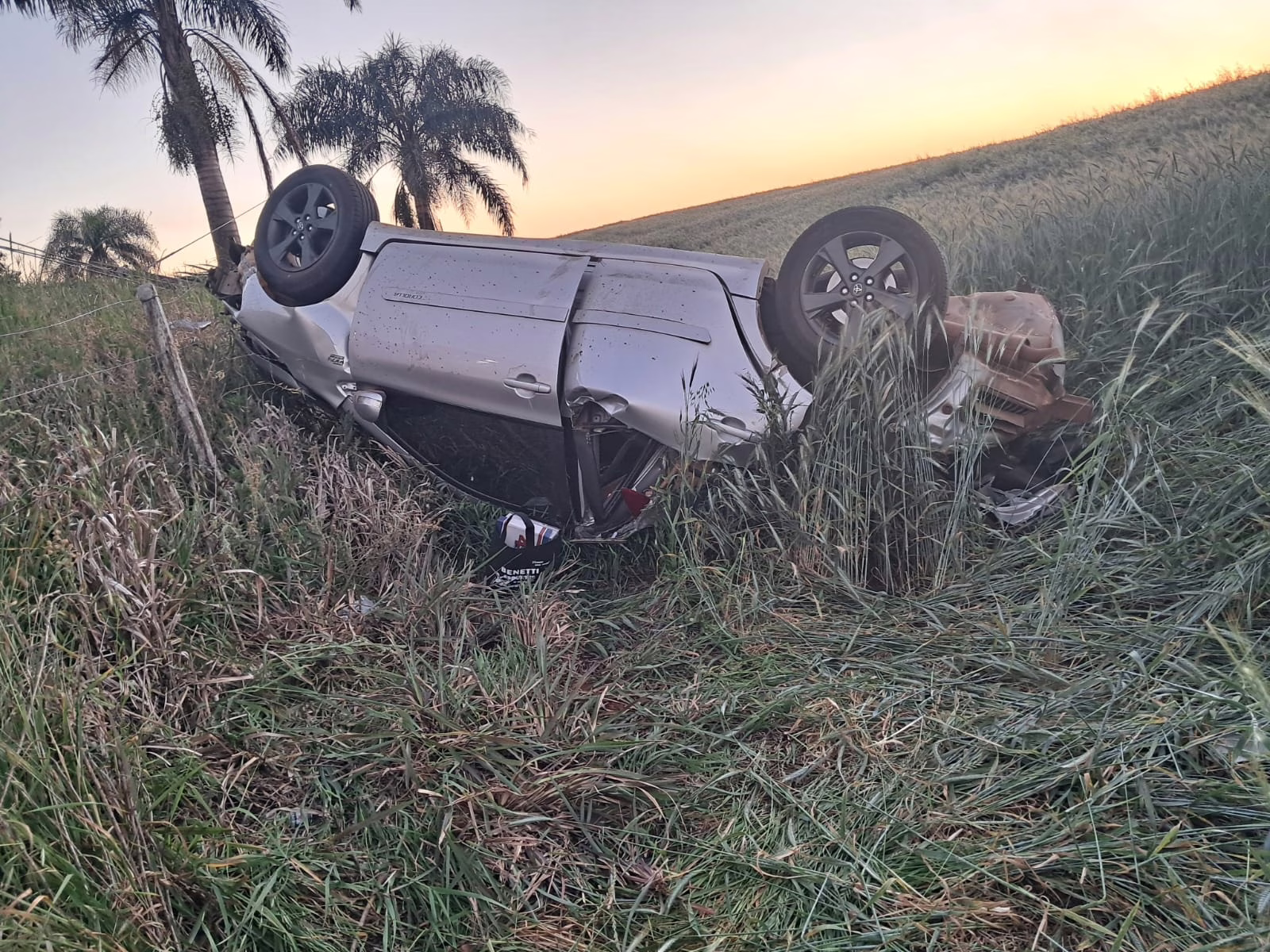 Motorista alcoolizado capota carro após bater em poste em SC; veja imagens | Imagem: CBMSC