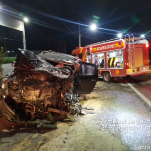 Colisão entre camionete e caminhão deixa duas pessoas presas às ferragens em SC | Imagem: Corpo de Bombeiros de SC