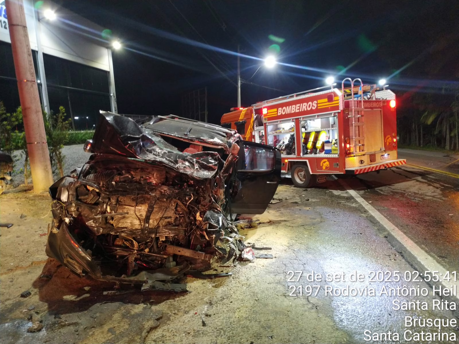 Colisão entre camionete e caminhão deixa duas pessoas presas às ferragens em SC | Imagem: Corpo de Bombeiros de SC