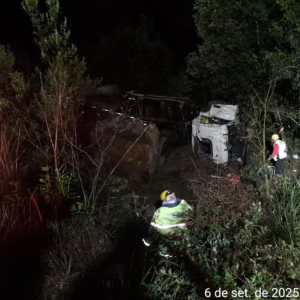 Caminhoneiro fica preso às ferragens após tombar caminhão em SC | Imagem: Corpo de Bombeiros de SC