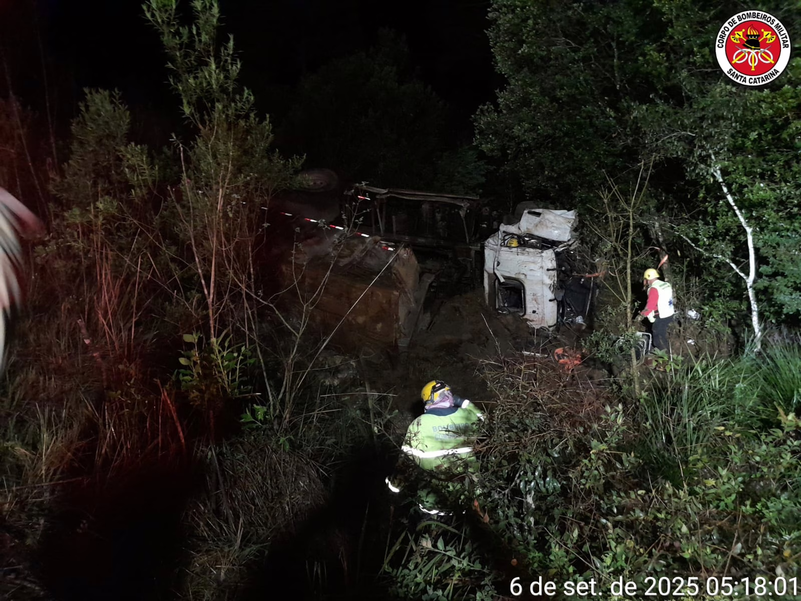 Caminhoneiro fica preso às ferragens após tombar caminhão em SC | Imagem: Corpo de Bombeiros de SC Caminhoneiro fica preso às ferragens após tombar caminhão em SC | Imagem: Corpo de Bombeiros de SC