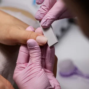 Anvisa proíbe substâncias usadas em produtos de unhas de gel que podem causar câncer | Foto: Freepik/Reprodução