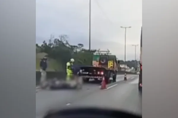 Acidente entre moto e carreta deixa um morto na BR-101 em SC | Foto: Reprodução/Redes Sociais