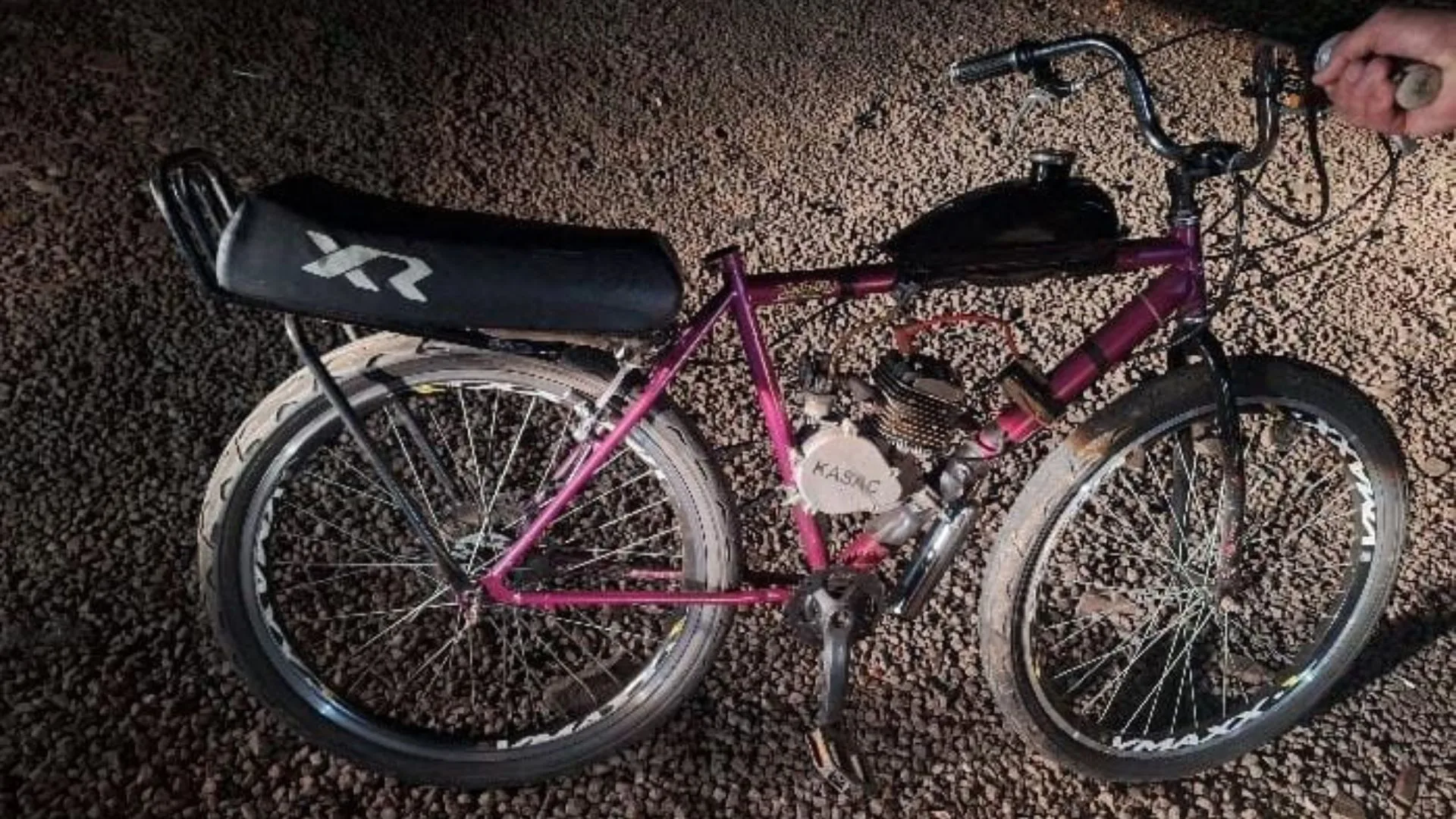 Adolescentes fogem da PM com ‘bicicleta motorizada’ em SC | Imagem: PM/Reprodução
