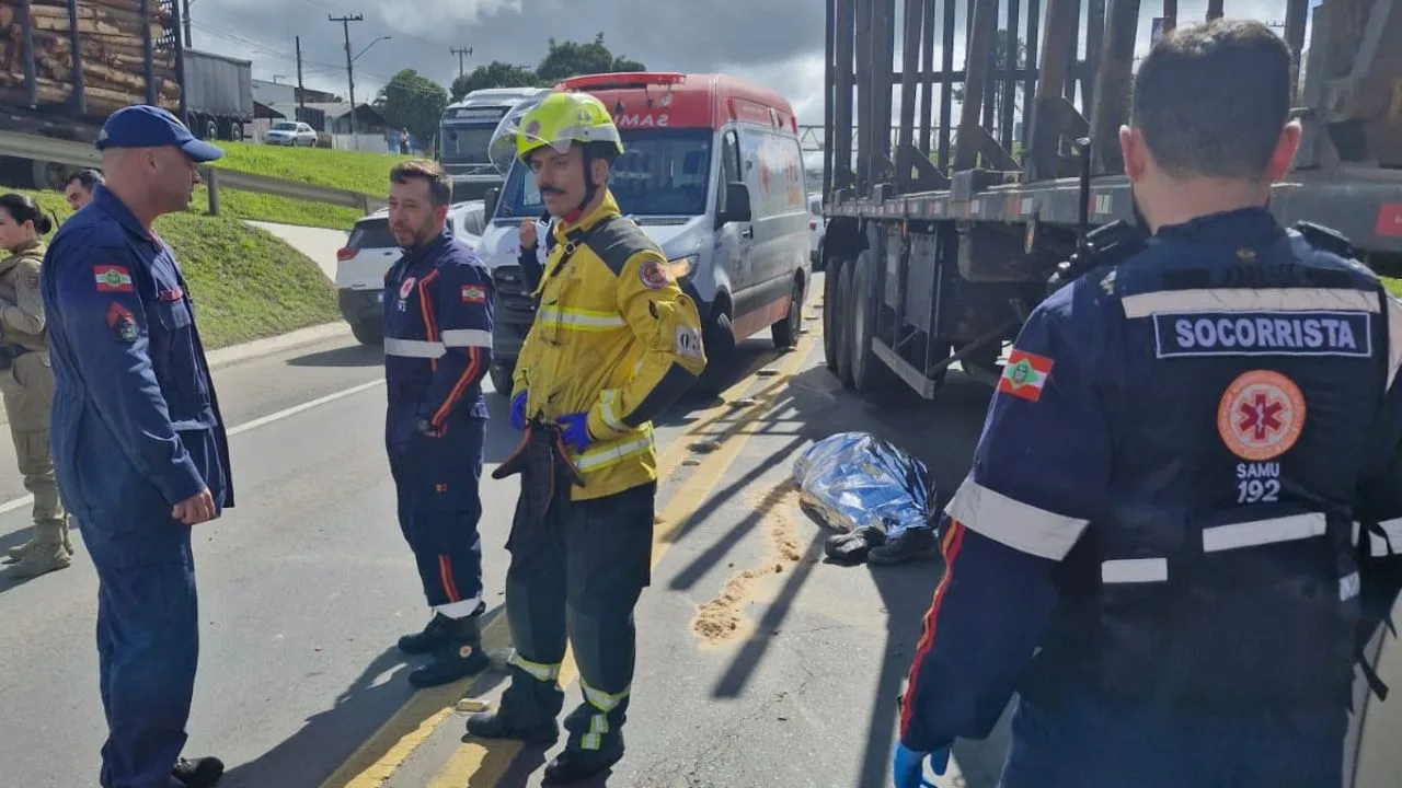 Grave atropelamento deixa homem morto na BR-282 na Serra Catarinense | Foto: Amarildo Volpato Grave atropelamento deixa homem morto na BR-282 na Serra Catarinense | Foto: Amarildo Volpato