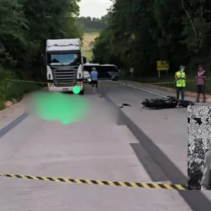 Jovem de 20 anos morre em acidente entre moto e caminhão na SC-160