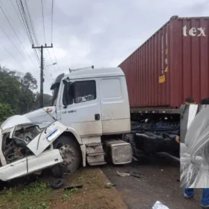 A vítima conduzia um carro que invadiu a pista contrária e bateu de frente com um caminhão