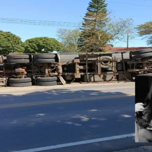 Caminhão tomba em rodovia de SC e deixa mulher morta; 'amiga e dedicada' | Foto: CBMSC/Redes sociais/Reprodução