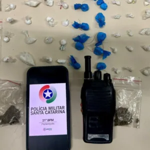 Operação policial prende traficante e apreende drogas e motos irregulares em SC