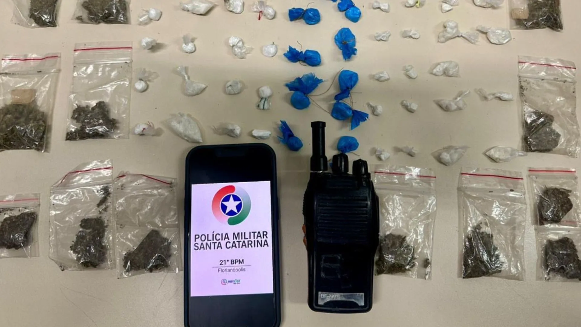 Operação policial prende traficante e apreende drogas e motos irregulares em SC | Foto: divulgação / PM 