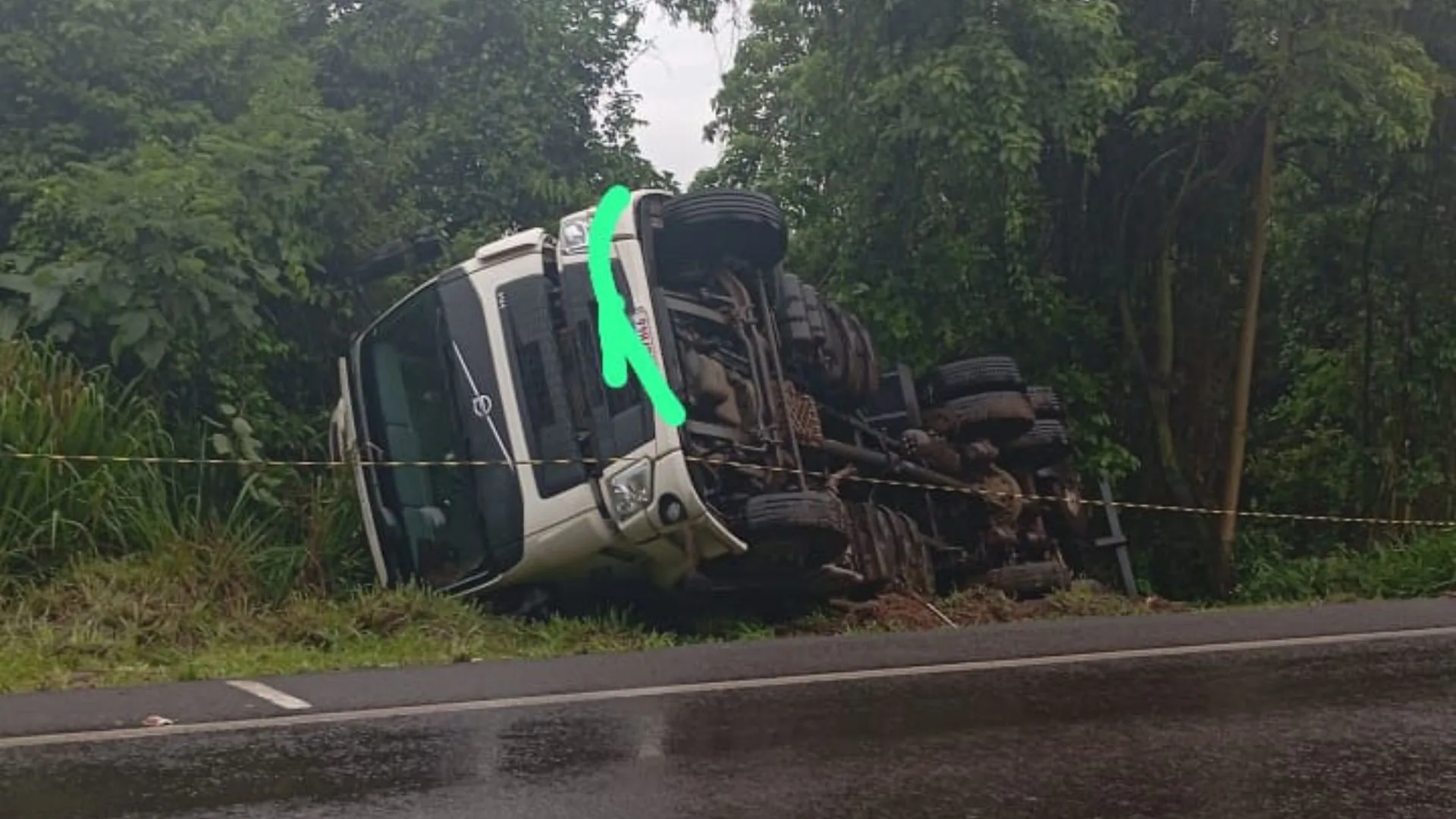 Caminhão tomba na SC-157 e motorista fica ferido | Imagem: PMRv/Reprodução Caminhão tomba na SC-157 e motorista fica ferido | Imagem: PMRv/Reprodução