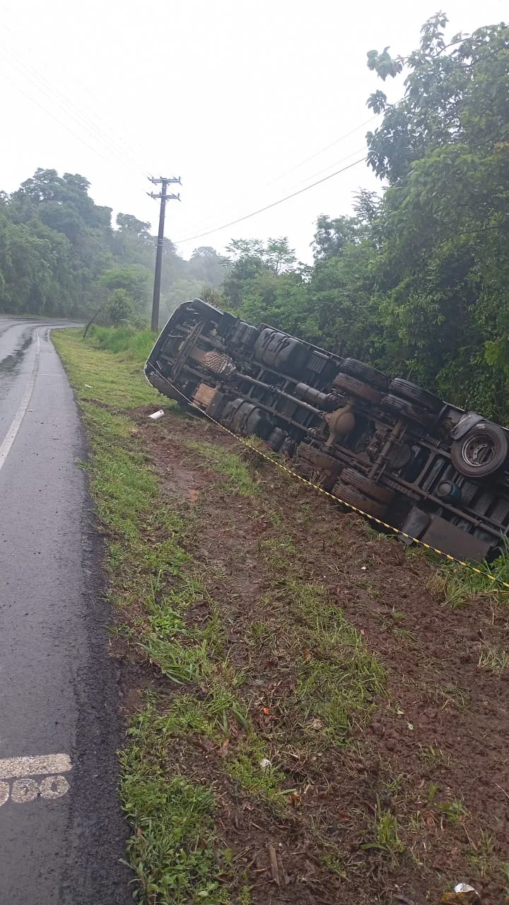 Caminhão tomba na SC-157 e motorista fica ferido