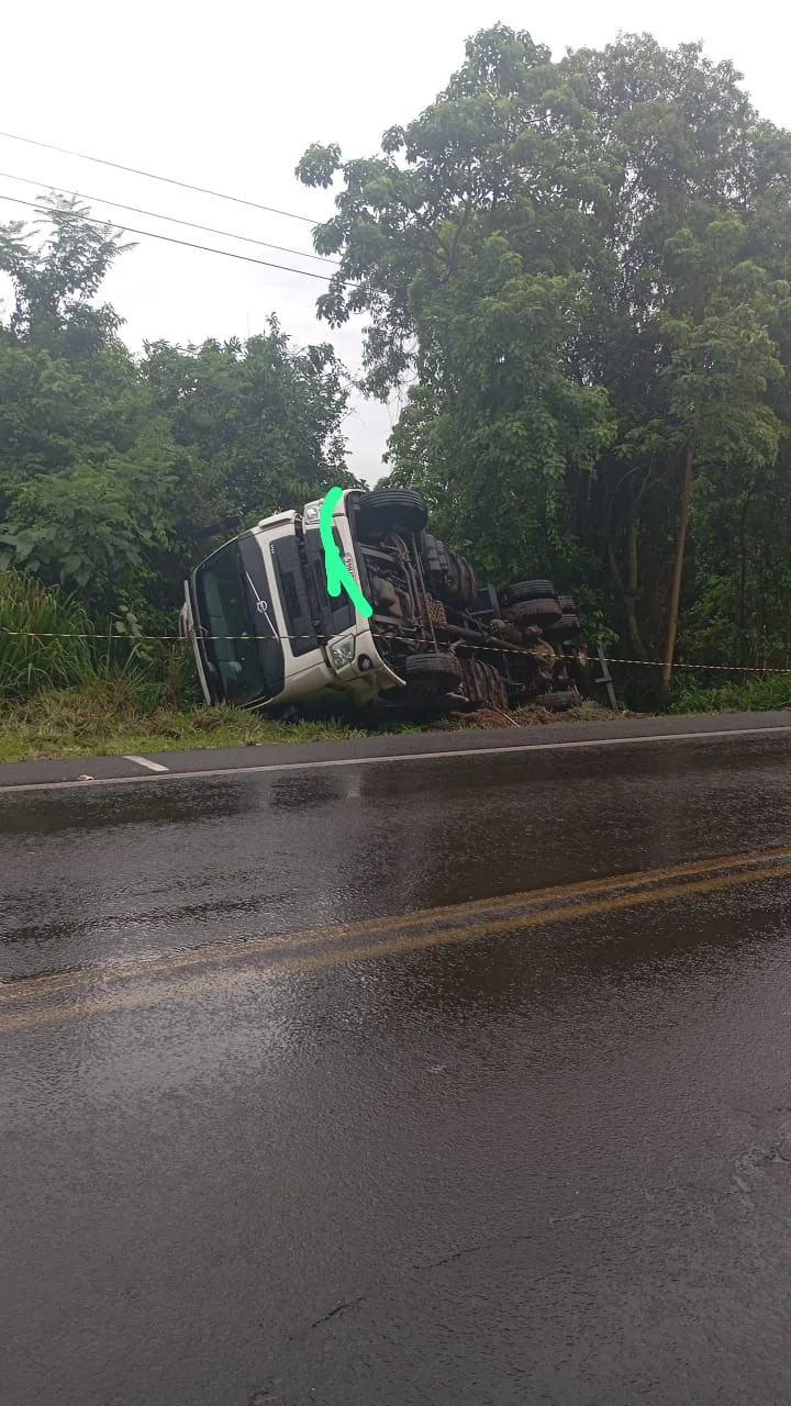 Caminhão tomba na SC-157 e motorista fica ferido