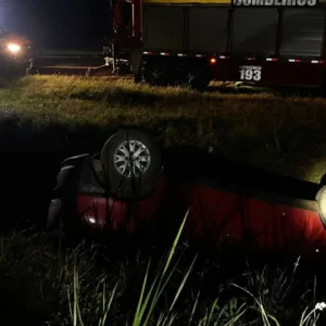 Capotamento deixa motorista ferido na BR-282 em Lages