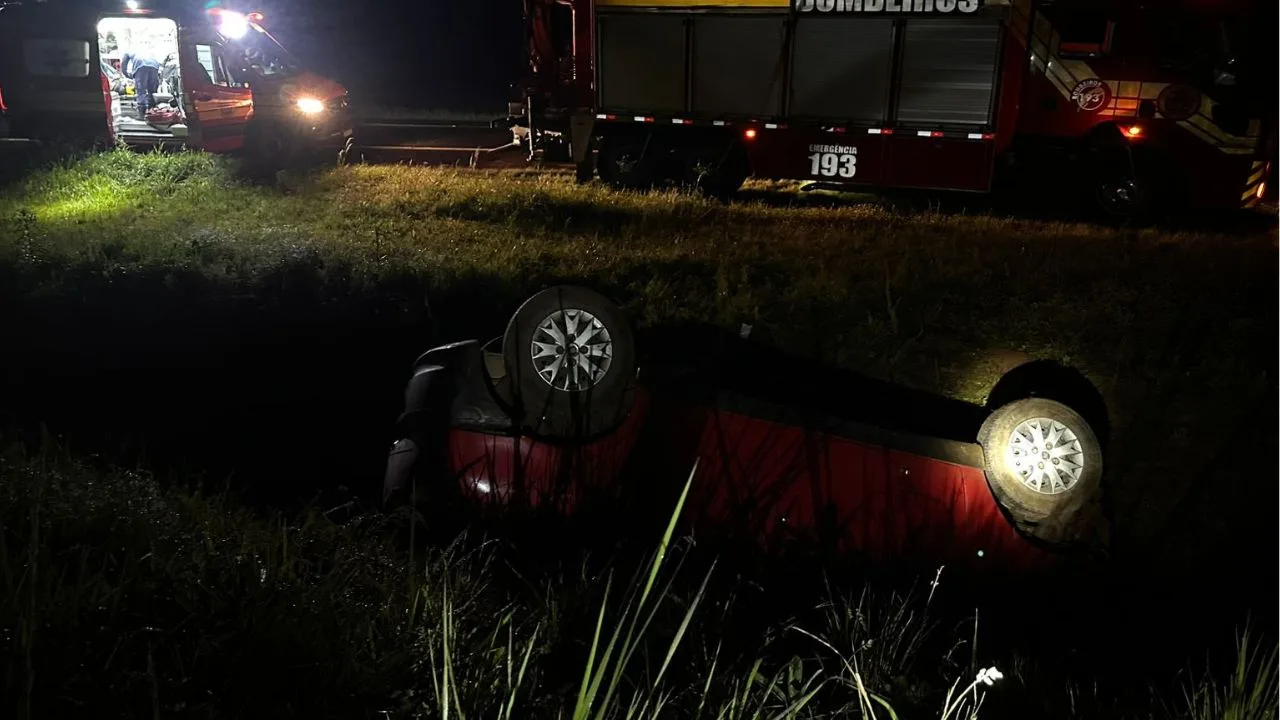 Capotamento deixa motorista ferido na BR-282 em Lages | Foto: 5º BBM Capotamento deixa motorista ferido na BR-282 em Lages | Foto: 5º BBM