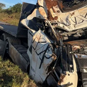 Carreta tomba na BR-470 e mulher fica presa às ferragens