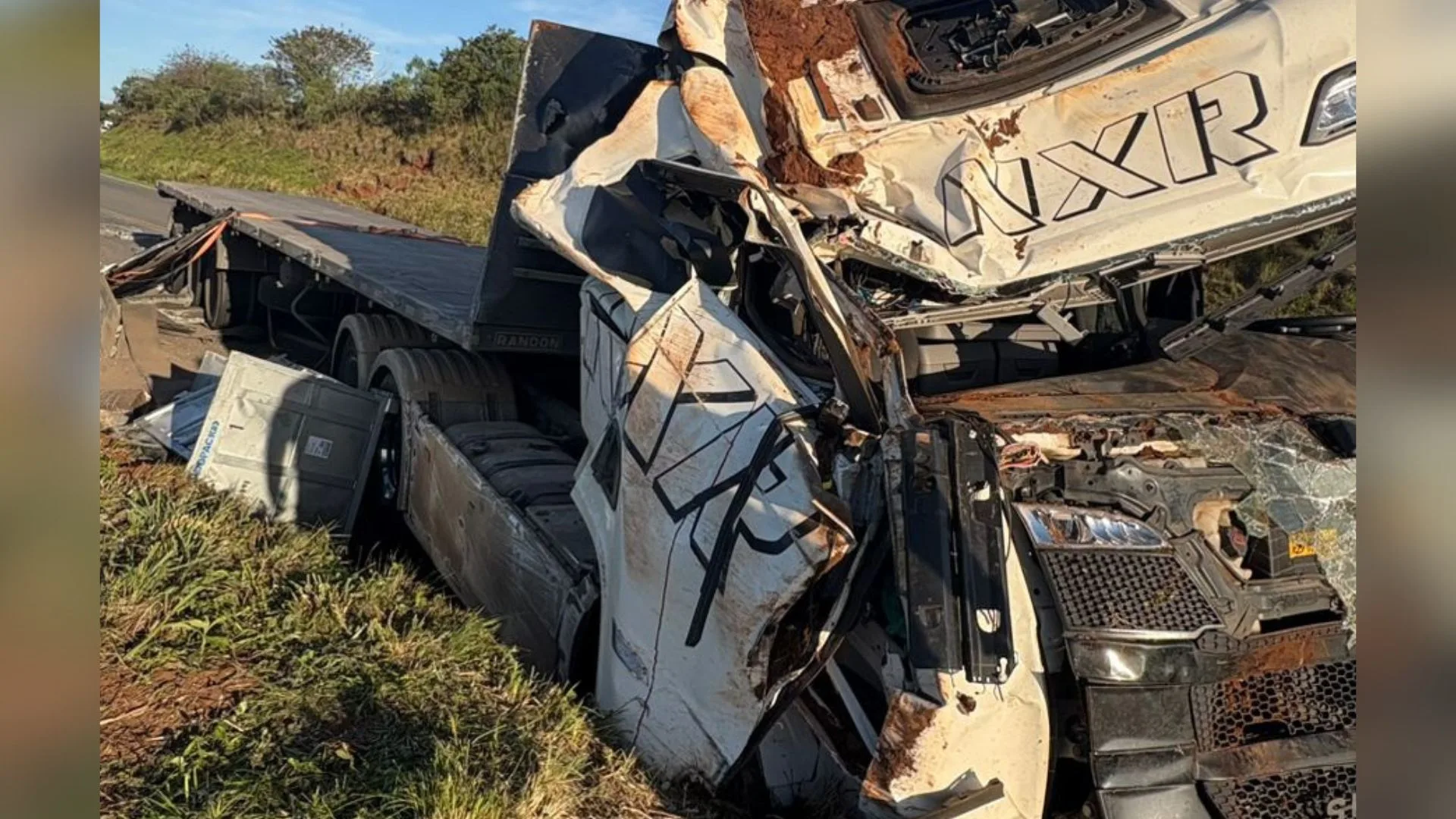 Carreta tomba na BR-470 e mulher fica presa às ferragens | Imagem: CBMSC/Reprodução Carreta tomba na BR-470 e mulher fica presa às ferragens | Imagem: CBMSC/Reprodução