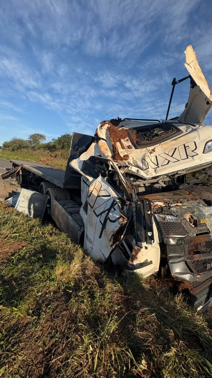 Carreta tomba na BR-470 e mulher fica presa às ferragens
