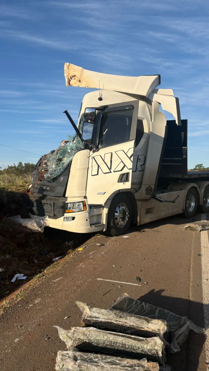 Carreta tomba na BR-470 e mulher fica presa às ferragens