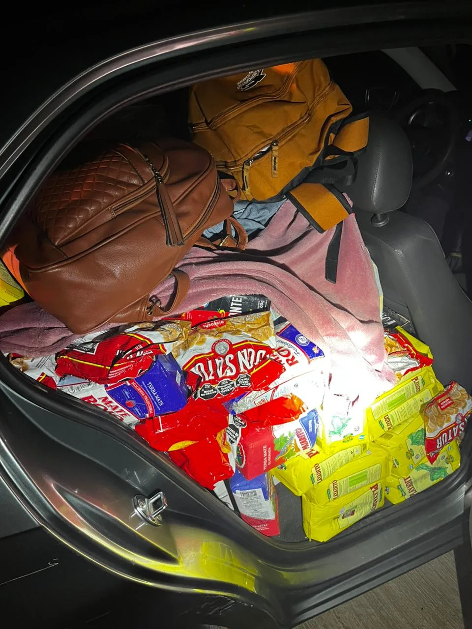 Carro argentino é flagrado com R$ 8 mil em produtos contrabandeados na SC-155