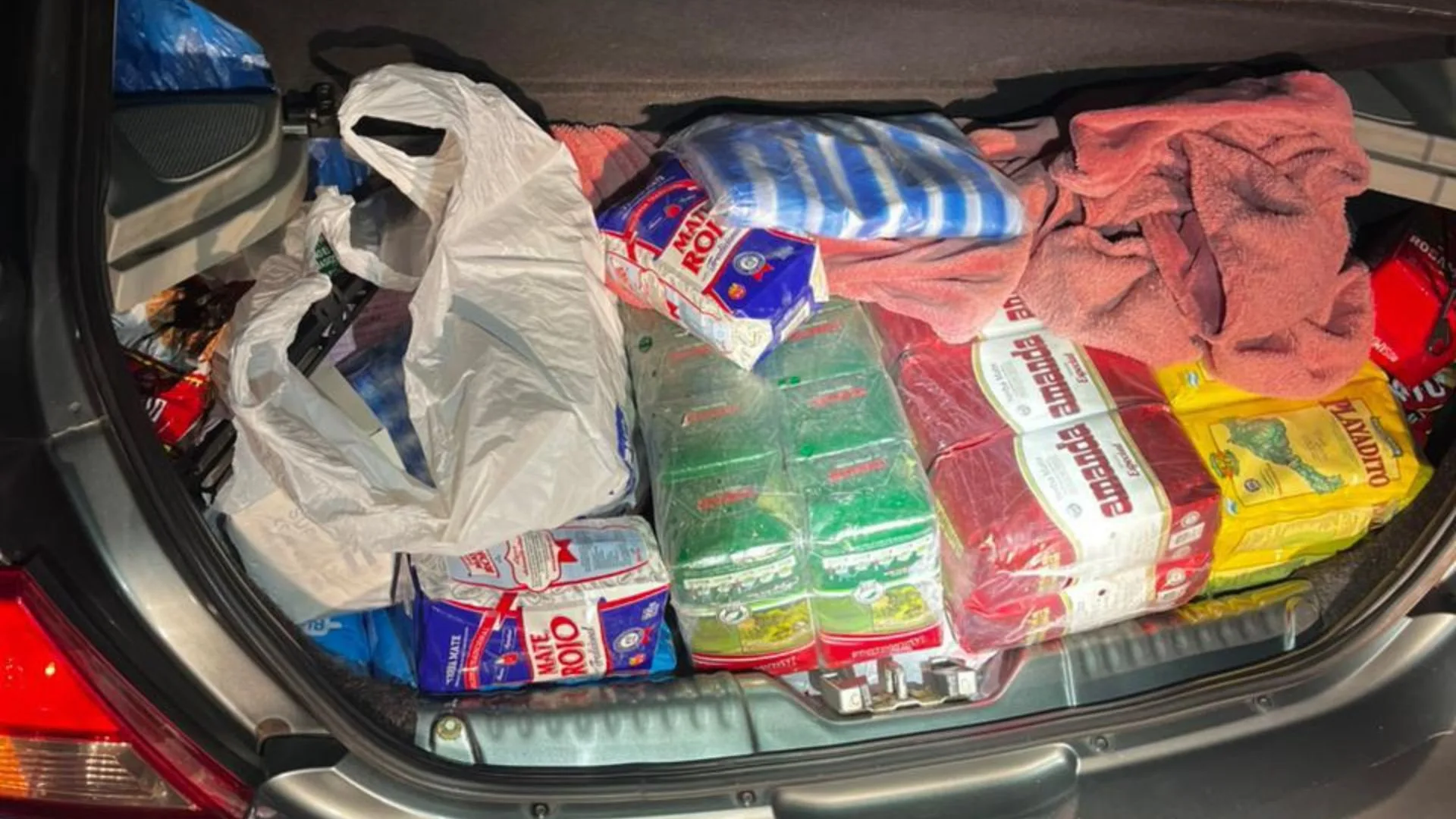 Carro argentino é flagrado com produtos contrabandeados na SC-155 | Imagem: PMRv/Reprodução