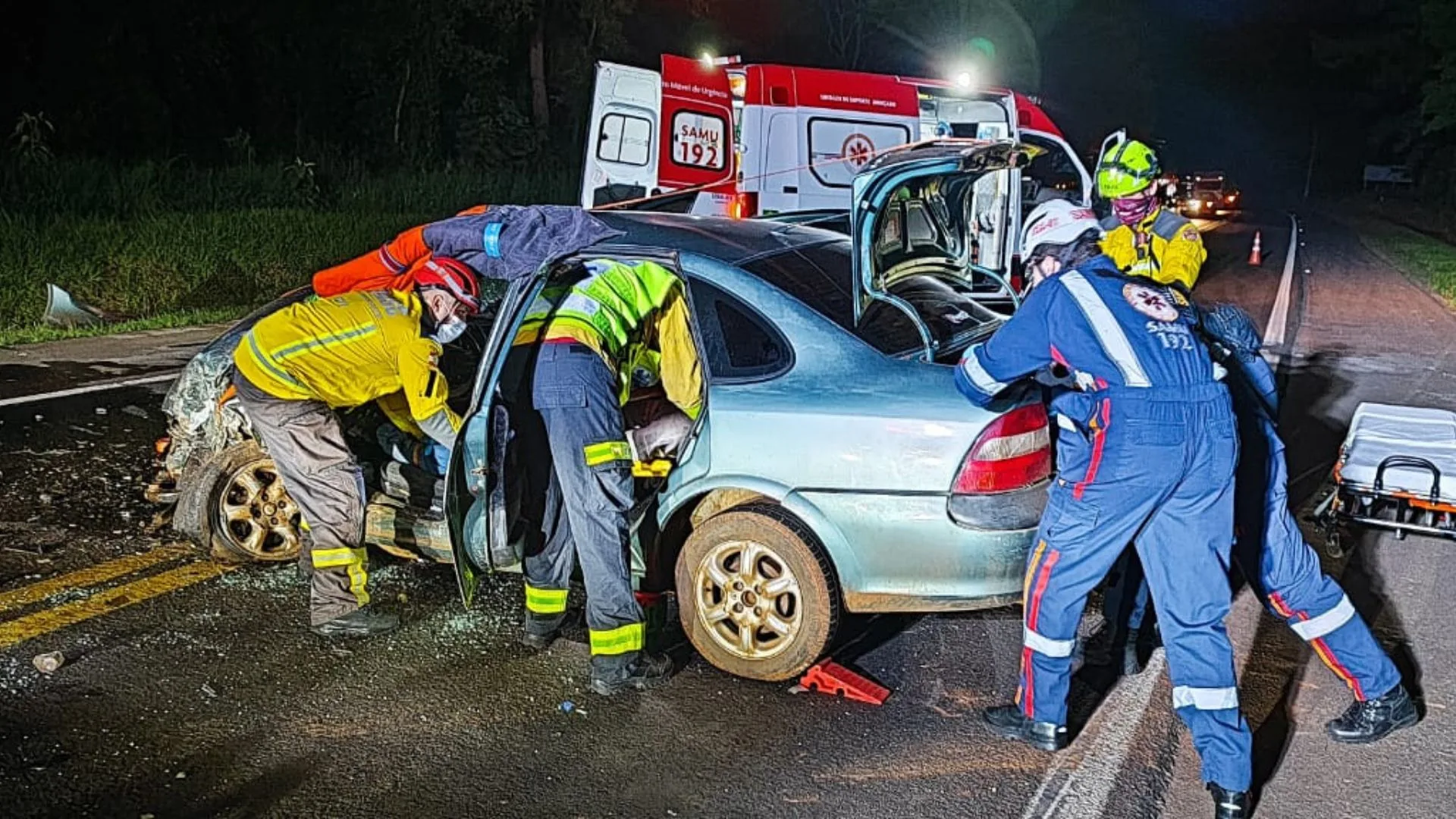 Carro bate de frente com caminhonete e condutor fica ferido na BR-282 | Imagem: CBMSC/Reprodução Carro bate de frente com caminhonete e condutor fica ferido na BR-282 | Imagem: CBMSC/Reprodução