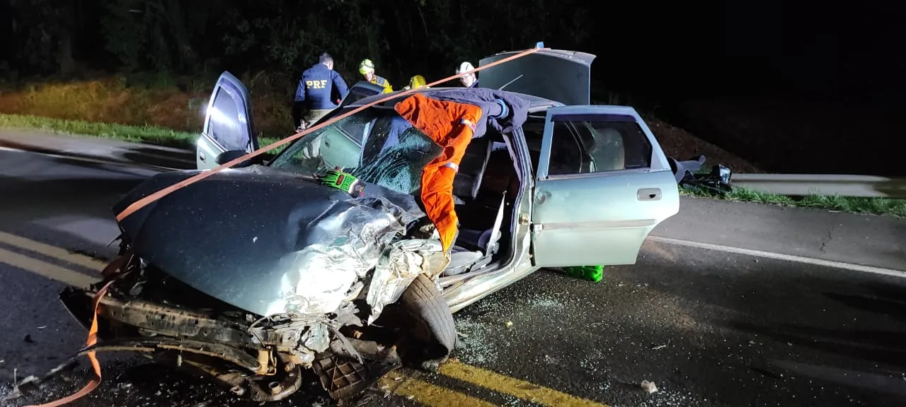 Carro bate de frente com caminhonete e condutor fica ferido na BR-282