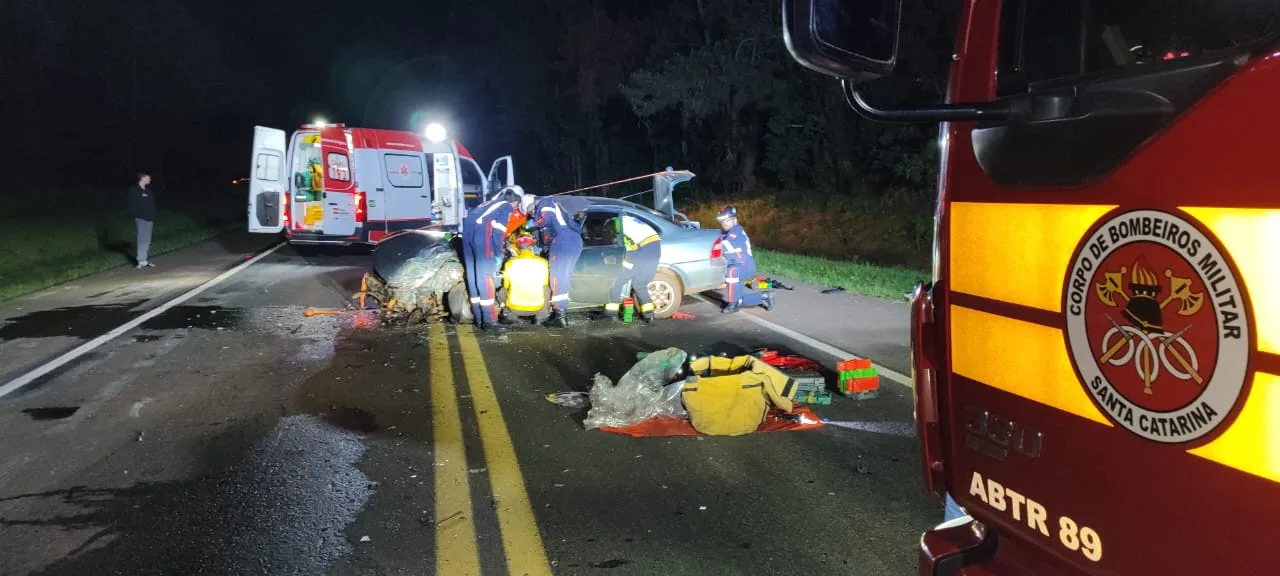 Carro bate de frente com caminhonete e condutor fica ferido na BR-282