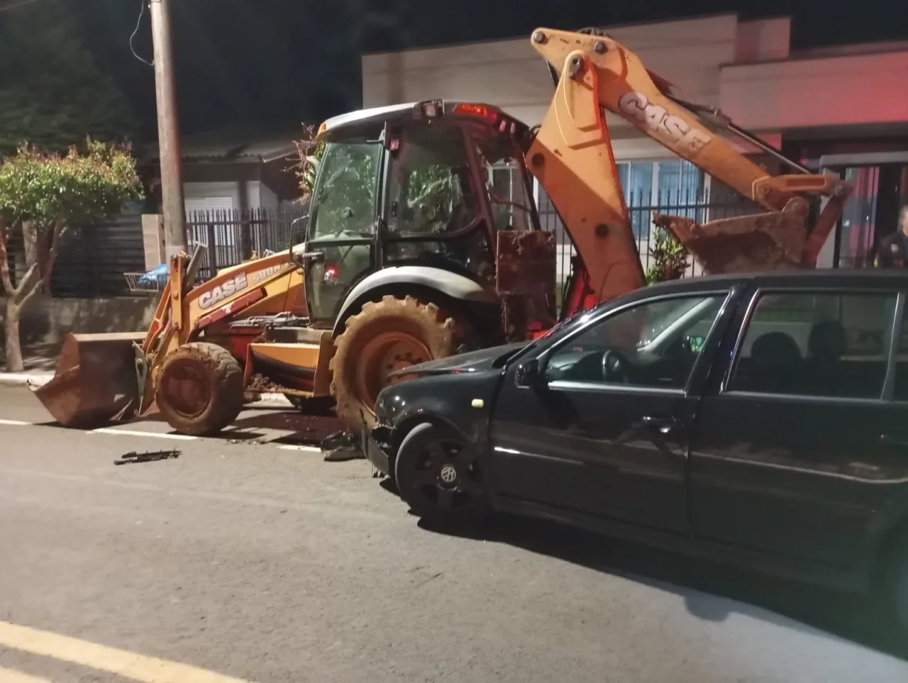 Carro colide em retroescavadeira parada e condutor fica ferido em SC