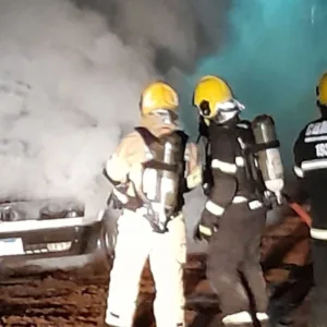 Carro pega fogo em movimento e mobiliza bombeiros em SC | Imagem: CBMSC/Reprodução