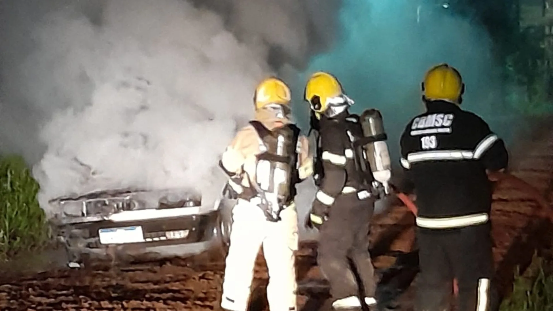 Carro pega fogo em movimento e mobiliza bombeiros em SC | Imagem: CBMSC/Reprodução