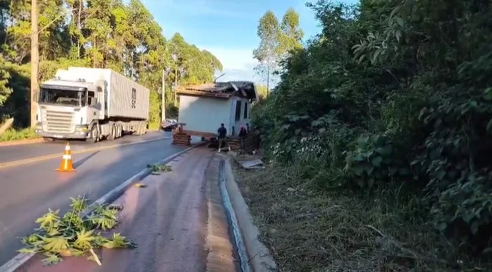 Casa cai de caminhão e provoca série de acidentes em SC