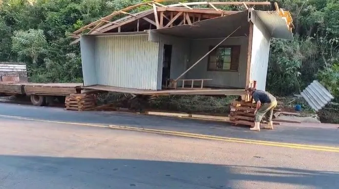 Casa cai de caminhão e provoca série de acidentes em SC