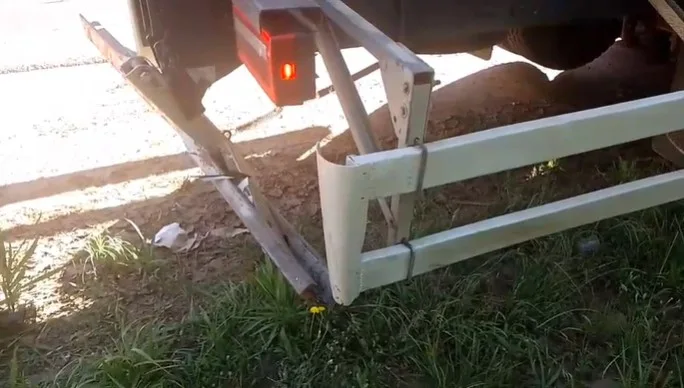 Casa cai de caminhão e provoca série de acidentes em SC