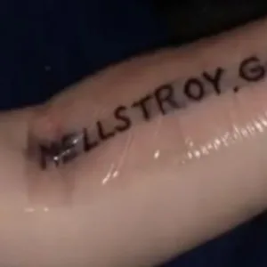 Casal tatua filho de um ano para ganhar competição; veja fotos