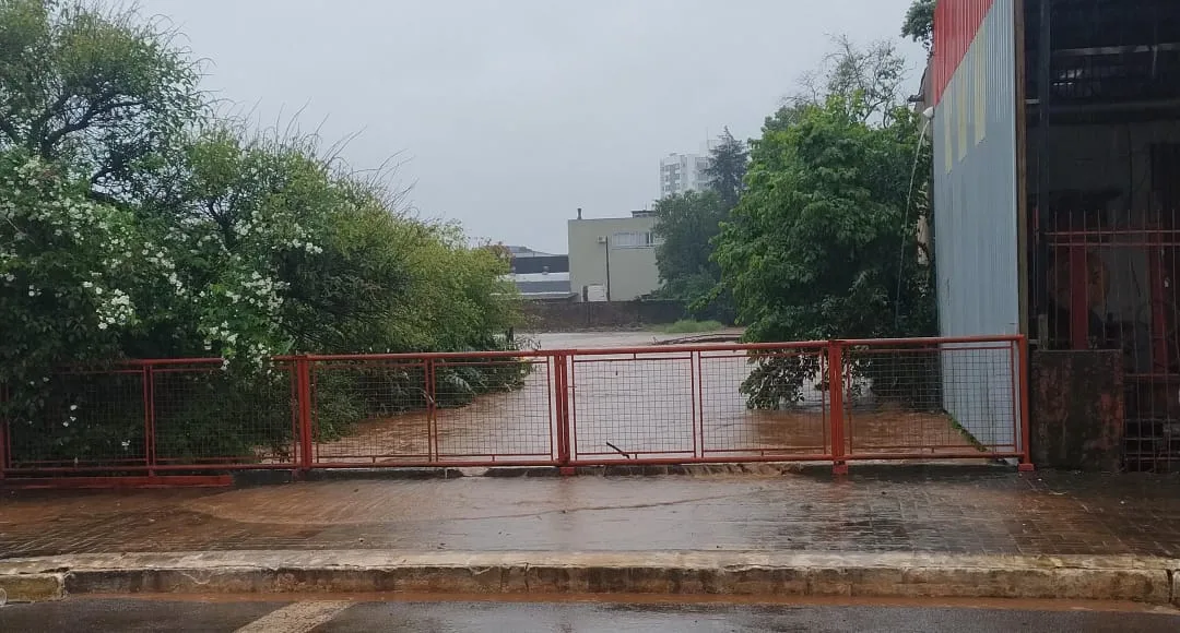 Chuvas e ventos fortes causam estragos no Oeste de SC; veja imagens (1)