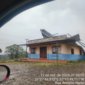 Chuvas e ventos fortes causam estragos no Oeste de SC; veja imagens (1)