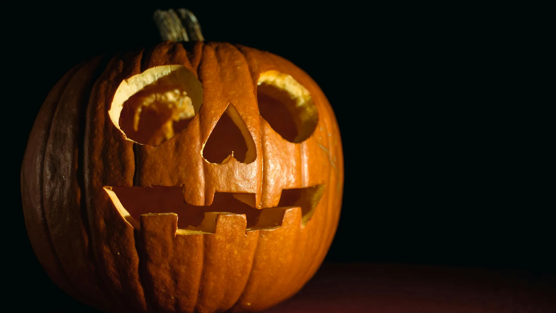 Clássicos do terror icônicos para ver no Halloween | Foto: Canva 