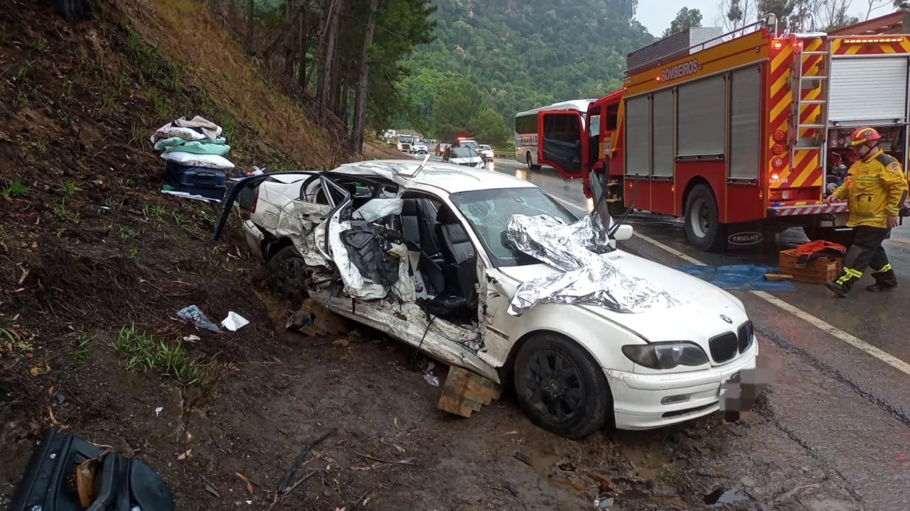 Colisão entre carros na BR-282 em Alfredo Wagner deixa três feridos