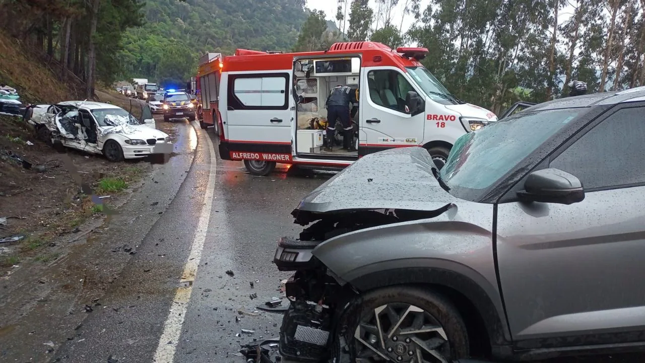 Colisão entre carros na BR-282 em Alfredo Wagner deixa três feridos | Foto: 5º BBM