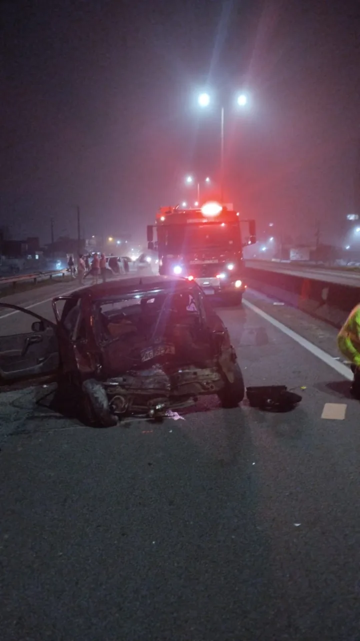 Colisão entre dois carros e motocicleta deixa feridos na BR-101 (1)
