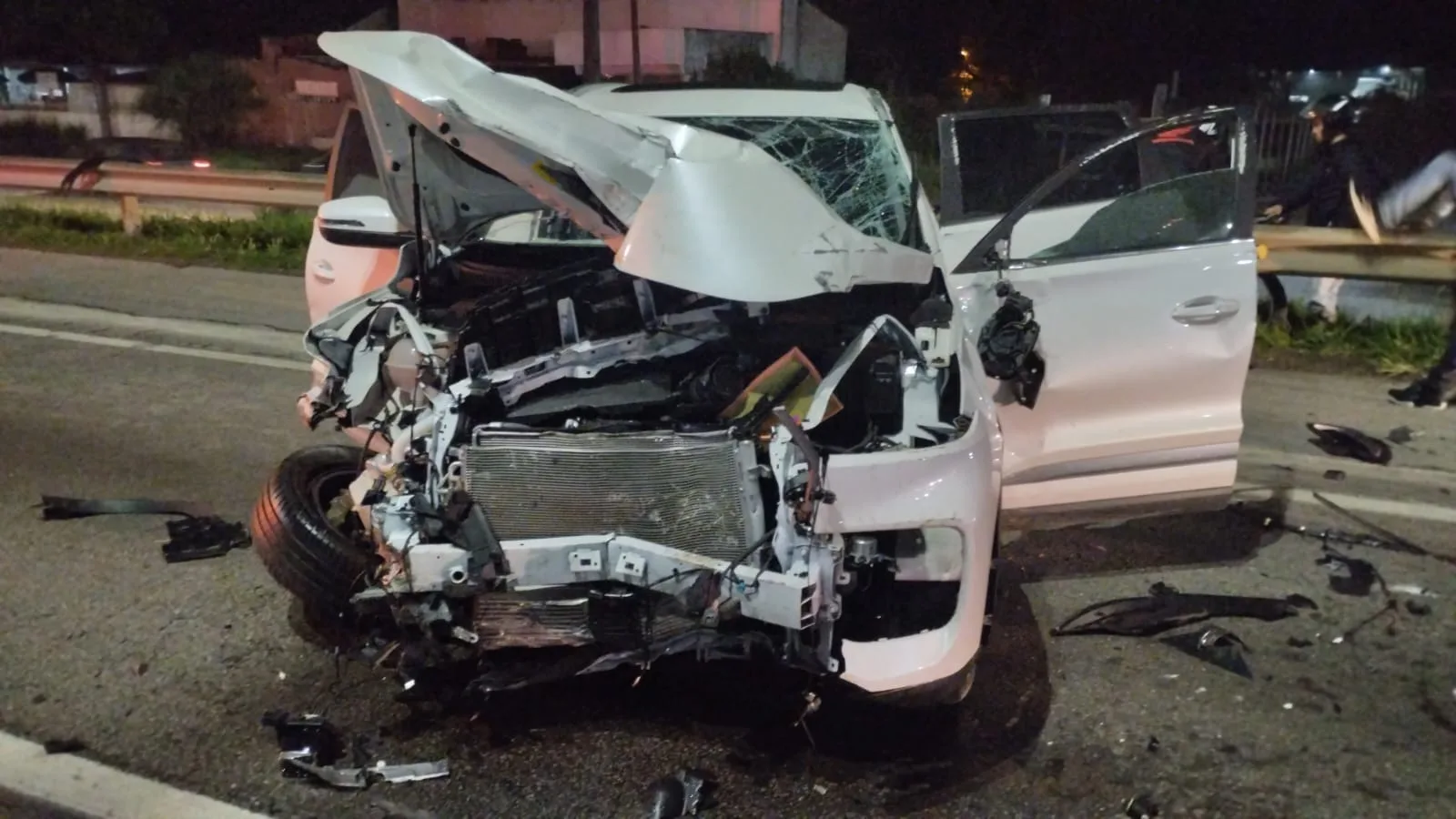 Colisão entre dois carros e motocicleta deixa feridos na BR-101 | Foto: CBMSC/Divulgação