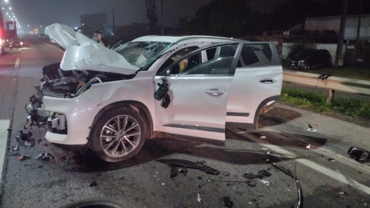 Colisão entre dois carros e motocicleta deixa feridos na BR-101 (1)