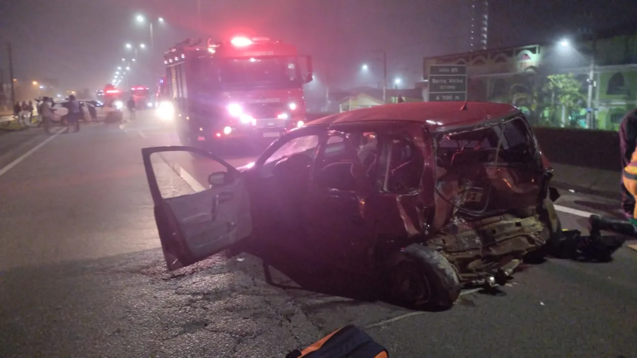 Colisão entre dois carros e motocicleta deixa feridos na BR-101 (1)