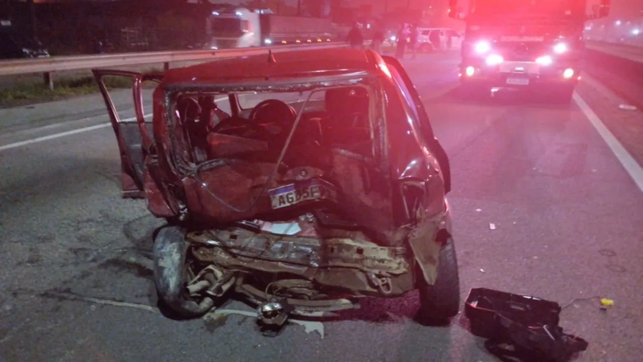 Colisão entre dois carros e motocicleta deixa feridos na BR-101 (1)